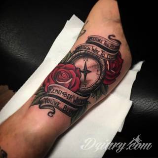 Jeden z najpopularniejszych formatów graficznych na tatuaże. Róża, kwiat o wyjątkowej symbolice, to grafika o szczególnej kolorystyce na ciele. Królowa kwiatów - za którą uważana jest róża - to ciekawie skomponowane wymiary rysunków: niewielkie jak i komponowane np. z czaszką. 