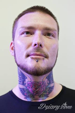 Jeden z najpopularniejszych formatów graficznych na tatuaże. Róża, kwiat o wyjątkowej symbolice, to grafika o szczególnej kolorystyce na ciele. Królowa kwiatów - za którą uważana jest róża - to ciekawie skomponowane wymiary rysunków: niewielkie jak i komponowane np. z czaszką. 