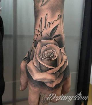 Jeden z najpopularniejszych formatów graficznych na tatuaże. Róża, kwiat o wyjątkowej symbolice, to grafika o szczególnej kolorystyce na ciele. Królowa kwiatów - za którą uważana jest róża - to ciekawie skomponowane wymiary rysunków: niewielkie jak i komponowane np. z czaszką. 