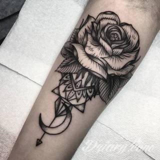 Jeden z najpopularniejszych formatów graficznych na tatuaże. Róża, kwiat o wyjątkowej symbolice, to grafika o szczególnej kolorystyce na ciele. Królowa kwiatów - za którą uważana jest róża - to ciekawie skomponowane wymiary rysunków: niewielkie jak i komponowane np. z czaszką. 