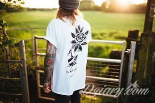 Jeden z najpopularniejszych formatów graficznych na tatuaże. Róża, kwiat o wyjątkowej symbolice, to grafika o szczególnej kolorystyce na ciele. Królowa kwiatów - za którą uważana jest róża - to ciekawie skomponowane wymiary rysunków: niewielkie jak i komponowane np. z czaszką. 