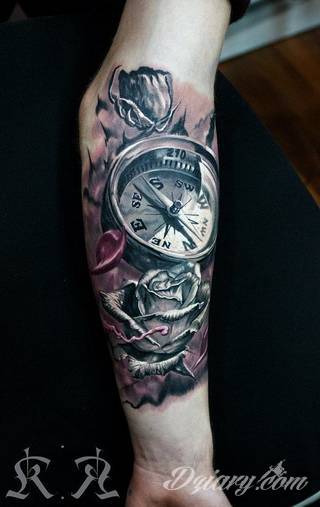 Jeden z najpopularniejszych formatów graficznych na tatuaże. Róża, kwiat o wyjątkowej symbolice, to grafika o szczególnej kolorystyce na ciele. Królowa kwiatów - za którą uważana jest róża - to ciekawie skomponowane wymiary rysunków: niewielkie jak i komponowane np. z czaszką. 