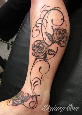 Jeden z najpopularniejszych formatów graficznych na tatuaże. Róża, kwiat o wyjątkowej symbolice, to grafika o szczególnej kolorystyce na ciele. Królowa kwiatów - za którą uważana jest róża - to ciekawie skomponowane wymiary rysunków: niewielkie jak i komponowane np. z czaszką. 