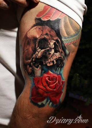Jeden z najpopularniejszych formatów graficznych na tatuaże. Róża, kwiat o wyjątkowej symbolice, to grafika o szczególnej kolorystyce na ciele. Królowa kwiatów - za którą uważana jest róża - to ciekawie skomponowane wymiary rysunków: niewielkie jak i komponowane np. z czaszką. 