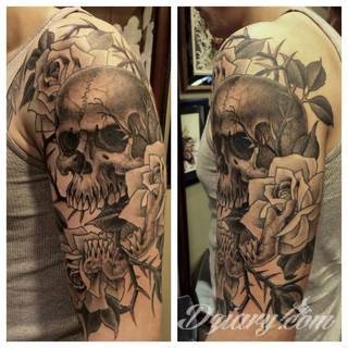 Jeden z najpopularniejszych formatów graficznych na tatuaże. Róża, kwiat o wyjątkowej symbolice, to grafika o szczególnej kolorystyce na ciele. Królowa kwiatów - za którą uważana jest róża - to ciekawie skomponowane wymiary rysunków: niewielkie jak i komponowane np. z czaszką. 