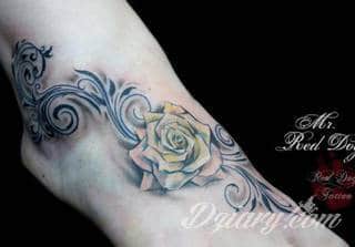 Jeden z najpopularniejszych formatów graficznych na tatuaże. Róża, kwiat o wyjątkowej symbolice, to grafika o szczególnej kolorystyce na ciele. Królowa kwiatów - za którą uważana jest róża - to ciekawie skomponowane wymiary rysunków: niewielkie jak i komponowane np. z czaszką. 