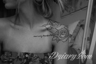 Jeden z najpopularniejszych formatów graficznych na tatuaże. Róża, kwiat o wyjątkowej symbolice, to grafika o szczególnej kolorystyce na ciele. Królowa kwiatów - za którą uważana jest róża - to ciekawie skomponowane wymiary rysunków: niewielkie jak i komponowane np. z czaszką. 