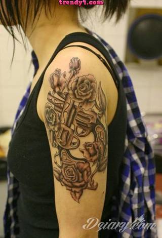 Jeden z najpopularniejszych formatów graficznych na tatuaże. Róża, kwiat o wyjątkowej symbolice, to grafika o szczególnej kolorystyce na ciele. Królowa kwiatów - za którą uważana jest róża - to ciekawie skomponowane wymiary rysunków: niewielkie jak i komponowane np. z czaszką. 