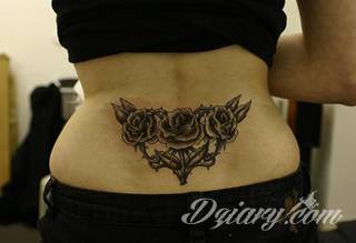 Jeden z najpopularniejszych formatów graficznych na tatuaże. Róża, kwiat o wyjątkowej symbolice, to grafika o szczególnej kolorystyce na ciele. Królowa kwiatów - za którą uważana jest róża - to ciekawie skomponowane wymiary rysunków: niewielkie jak i komponowane np. z czaszką. 