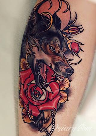 Jeden z najpopularniejszych formatów graficznych na tatuaże. Róża, kwiat o wyjątkowej symbolice, to grafika o szczególnej kolorystyce na ciele. Królowa kwiatów - za którą uważana jest róża - to ciekawie skomponowane wymiary rysunków: niewielkie jak i komponowane np. z czaszką. 