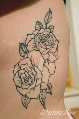 Jeden z najpopularniejszych formatów graficznych na tatuaże. Róża, kwiat o wyjątkowej symbolice, to grafika o szczególnej kolorystyce na ciele. Królowa kwiatów - za którą uważana jest róża - to ciekawie skomponowane wymiary rysunków: niewielkie jak i komponowane np. z czaszką. 