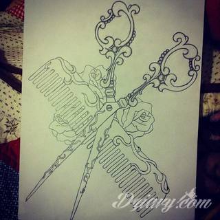 Jeden z najpopularniejszych formatów graficznych na tatuaże. Róża, kwiat o wyjątkowej symbolice, to grafika o szczególnej kolorystyce na ciele. Królowa kwiatów - za którą uważana jest róża - to ciekawie skomponowane wymiary rysunków: niewielkie jak i komponowane np. z czaszką. 