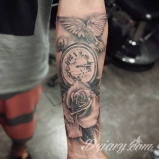 Jeden z najpopularniejszych formatów graficznych na tatuaże. Róża, kwiat o wyjątkowej symbolice, to grafika o szczególnej kolorystyce na ciele. Królowa kwiatów - za którą uważana jest róża - to ciekawie skomponowane wymiary rysunków: niewielkie jak i komponowane np. z czaszką. 