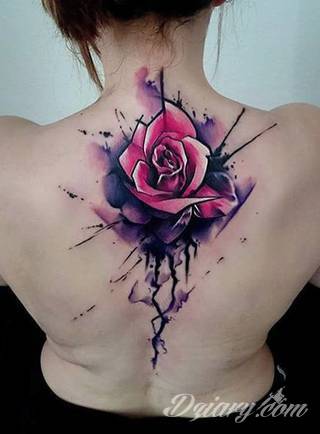 Jeden z najpopularniejszych formatów graficznych na tatuaże. Róża, kwiat o wyjątkowej symbolice, to grafika o szczególnej kolorystyce na ciele. Królowa kwiatów - za którą uważana jest róża - to ciekawie skomponowane wymiary rysunków: niewielkie jak i komponowane np. z czaszką. 