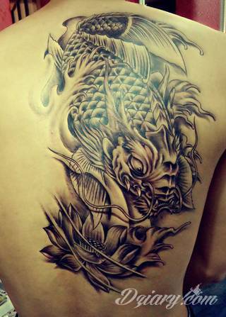 Tatuaże z rybą koi to symbolika dążenia - wytrwałego kierowania się w określoną stronę za wszelką cenę i niezależnie od okoliczności. Rysunki z rybą Koi to jednak również ogromna mnogość barw; tworzony w ten sposób karp staje się prawdziwie fantazyjną grafiką na ciele. 