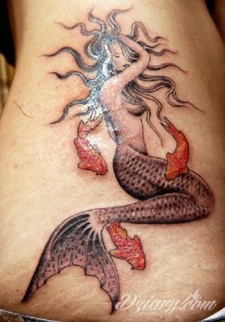 Tatuaże z rybą koi to symbolika dążenia - wytrwałego kierowania się w określoną stronę za wszelką cenę i niezależnie od okoliczności. Rysunki z rybą Koi to jednak również ogromna mnogość barw; tworzony w ten sposób karp staje się prawdziwie fantazyjną grafiką na ciele. 