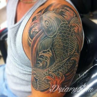 Tatuaże z rybą koi to symbolika dążenia - wytrwałego kierowania się w określoną stronę za wszelką cenę i niezależnie od okoliczności. Rysunki z rybą Koi to jednak również ogromna mnogość barw; tworzony w ten sposób karp staje się prawdziwie fantazyjną grafiką na ciele. 