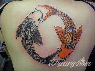 Tatuaże z rybą koi to symbolika dążenia - wytrwałego kierowania się w określoną stronę za wszelką cenę i niezależnie od okoliczności. Rysunki z rybą Koi to jednak również ogromna mnogość barw; tworzony w ten sposób karp staje się prawdziwie fantazyjną grafiką na ciele. 