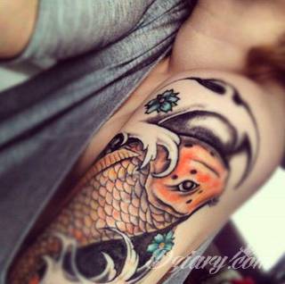 Tatuaże z rybą koi to symbolika dążenia - wytrwałego kierowania się w określoną stronę za wszelką cenę i niezależnie od okoliczności. Rysunki z rybą Koi to jednak również ogromna mnogość barw; tworzony w ten sposób karp staje się prawdziwie fantazyjną grafiką na ciele. 