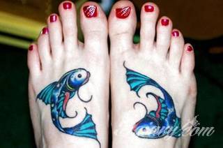 Tatuaże z rybą koi to symbolika dążenia - wytrwałego kierowania się w określoną stronę za wszelką cenę i niezależnie od okoliczności. Rysunki z rybą Koi to jednak również ogromna mnogość barw; tworzony w ten sposób karp staje się prawdziwie fantazyjną grafiką na ciele. 