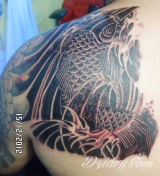 Tatuaże z rybą koi to symbolika dążenia - wytrwałego kierowania się w określoną stronę za wszelką cenę i niezależnie od okoliczności. Rysunki z rybą Koi to jednak również ogromna mnogość barw; tworzony w ten sposób karp staje się prawdziwie fantazyjną grafiką na ciele. 