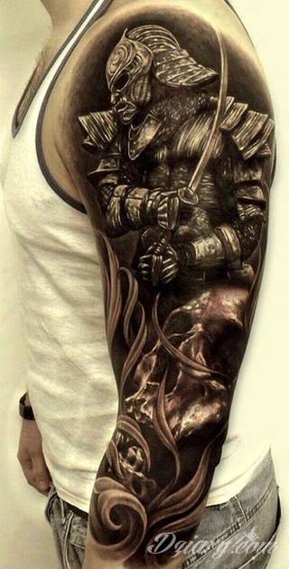 Drapieżne tatuaże niczym wprost z ciał japońskich wojowników doceniane są za różnorodność i oryginalność. Samurajskie tatuaże to przede wszystkim drobiazgowość kreski połączona z czasami fantazyjną kolorystyką. Japońskie wzory najczęściej nawiązują do motywu azjatyckiego miecza. 