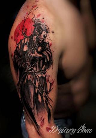 Drapieżne tatuaże niczym wprost z ciał japońskich wojowników doceniane są za różnorodność i oryginalność. Samurajskie tatuaże to przede wszystkim drobiazgowość kreski połączona z czasami fantazyjną kolorystyką. Japońskie wzory najczęściej nawiązują do motywu azjatyckiego miecza. 