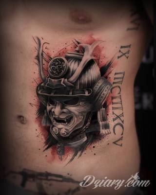 Drapieżne tatuaże niczym wprost z ciał japońskich wojowników doceniane są za różnorodność i oryginalność. Samurajskie tatuaże to przede wszystkim drobiazgowość kreski połączona z czasami fantazyjną kolorystyką. Japońskie wzory najczęściej nawiązują do motywu azjatyckiego miecza. 