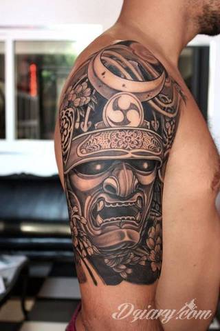 Drapieżne tatuaże niczym wprost z ciał japońskich wojowników doceniane są za różnorodność i oryginalność. Samurajskie tatuaże to przede wszystkim drobiazgowość kreski połączona z czasami fantazyjną kolorystyką. Japońskie wzory najczęściej nawiązują do motywu azjatyckiego miecza. 