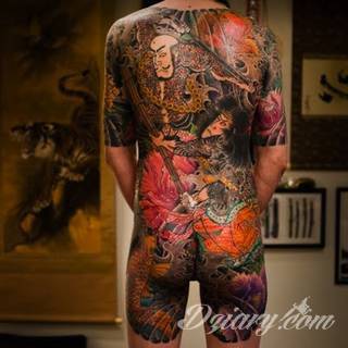 Drapieżne tatuaże niczym wprost z ciał japońskich wojowników doceniane są za różnorodność i oryginalność. Samurajskie tatuaże to przede wszystkim drobiazgowość kreski połączona z czasami fantazyjną kolorystyką. Japońskie wzory najczęściej nawiązują do motywu azjatyckiego miecza. 