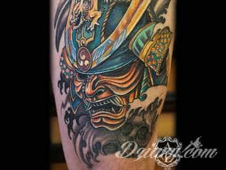 Drapieżne tatuaże niczym wprost z ciał japońskich wojowników doceniane są za różnorodność i oryginalność. Samurajskie tatuaże to przede wszystkim drobiazgowość kreski połączona z czasami fantazyjną kolorystyką. Japońskie wzory najczęściej nawiązują do motywu azjatyckiego miecza. 