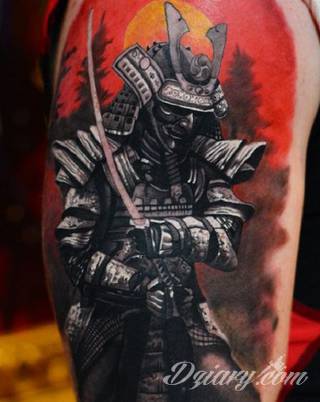 Drapieżne tatuaże niczym wprost z ciał japońskich wojowników doceniane są za różnorodność i oryginalność. Samurajskie tatuaże to przede wszystkim drobiazgowość kreski połączona z czasami fantazyjną kolorystyką. Japońskie wzory najczęściej nawiązują do motywu azjatyckiego miecza. 