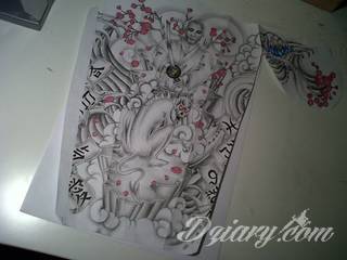 Drapieżne tatuaże niczym wprost z ciał japońskich wojowników doceniane są za różnorodność i oryginalność. Samurajskie tatuaże to przede wszystkim drobiazgowość kreski połączona z czasami fantazyjną kolorystyką. Japońskie wzory najczęściej nawiązują do motywu azjatyckiego miecza. 