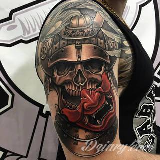 Drapieżne tatuaże niczym wprost z ciał japońskich wojowników doceniane są za różnorodność i oryginalność. Samurajskie tatuaże to przede wszystkim drobiazgowość kreski połączona z czasami fantazyjną kolorystyką. Japońskie wzory najczęściej nawiązują do motywu azjatyckiego miecza. 