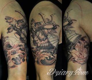 Drapieżne tatuaże niczym wprost z ciał japońskich wojowników doceniane są za różnorodność i oryginalność. Samurajskie tatuaże to przede wszystkim drobiazgowość kreski połączona z czasami fantazyjną kolorystyką. Japońskie wzory najczęściej nawiązują do motywu azjatyckiego miecza. 