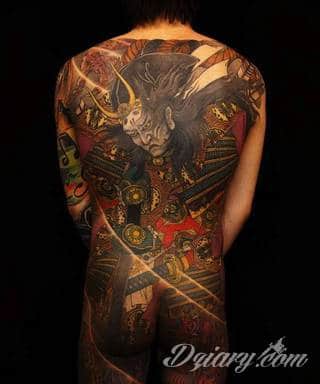 Drapieżne tatuaże niczym wprost z ciał japońskich wojowników doceniane są za różnorodność i oryginalność. Samurajskie tatuaże to przede wszystkim drobiazgowość kreski połączona z czasami fantazyjną kolorystyką. Japońskie wzory najczęściej nawiązują do motywu azjatyckiego miecza. 