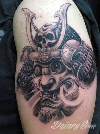 Drapieżne tatuaże niczym wprost z ciał japońskich wojowników doceniane są za różnorodność i oryginalność. Samurajskie tatuaże to przede wszystkim drobiazgowość kreski połączona z czasami fantazyjną kolorystyką. Japońskie wzory najczęściej nawiązują do motywu azjatyckiego miecza. 