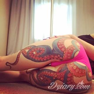 Erotyczne i intymne tatuaże przyciągające uwagę to zarówno symboliczne niewielkie grafiki jak i rozbudowane obrazy ulokowane pod piersiami, na udach czy w miejscach intymnych. Seksowne tatuaże nie muszą się jednak ograniczać wyłącznie do tych lokalizacji. 