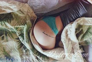 Erotyczne i intymne tatuaże przyciągające uwagę to zarówno symboliczne niewielkie grafiki jak i rozbudowane obrazy ulokowane pod piersiami, na udach czy w miejscach intymnych. Seksowne tatuaże nie muszą się jednak ograniczać wyłącznie do tych lokalizacji. 