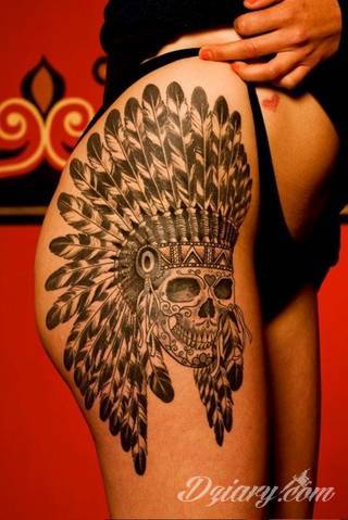 Erotyczne i intymne tatuaże przyciągające uwagę to zarówno symboliczne niewielkie grafiki jak i rozbudowane obrazy ulokowane pod piersiami, na udach czy w miejscach intymnych. Seksowne tatuaże nie muszą się jednak ograniczać wyłącznie do tych lokalizacji. 