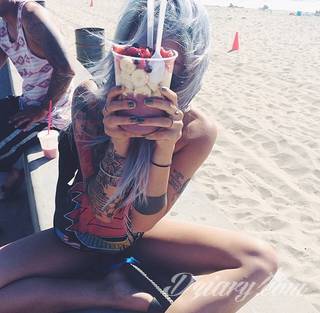 Erotyczne i intymne tatuaże przyciągające uwagę to zarówno symboliczne niewielkie grafiki jak i rozbudowane obrazy ulokowane pod piersiami, na udach czy w miejscach intymnych. Seksowne tatuaże nie muszą się jednak ograniczać wyłącznie do tych lokalizacji. 