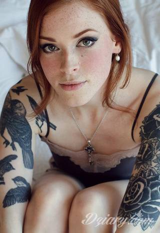 Erotyczne i intymne tatuaże przyciągające uwagę to zarówno symboliczne niewielkie grafiki jak i rozbudowane obrazy ulokowane pod piersiami, na udach czy w miejscach intymnych. Seksowne tatuaże nie muszą się jednak ograniczać wyłącznie do tych lokalizacji. 