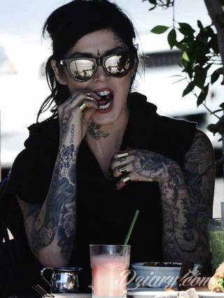 Erotyczne i intymne tatuaże przyciągające uwagę to zarówno symboliczne niewielkie grafiki jak i rozbudowane obrazy ulokowane pod piersiami, na udach czy w miejscach intymnych. Seksowne tatuaże nie muszą się jednak ograniczać wyłącznie do tych lokalizacji. 