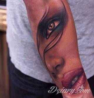 Erotyczne i intymne tatuaże przyciągające uwagę to zarówno symboliczne niewielkie grafiki jak i rozbudowane obrazy ulokowane pod piersiami, na udach czy w miejscach intymnych. Seksowne tatuaże nie muszą się jednak ograniczać wyłącznie do tych lokalizacji. 