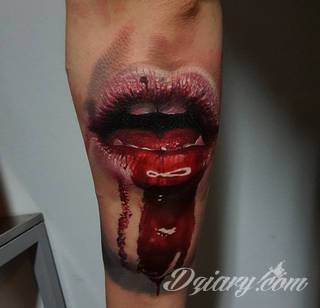 Erotyczne i intymne tatuaże przyciągające uwagę to zarówno symboliczne niewielkie grafiki jak i rozbudowane obrazy ulokowane pod piersiami, na udach czy w miejscach intymnych. Seksowne tatuaże nie muszą się jednak ograniczać wyłącznie do tych lokalizacji. 