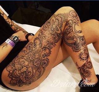 Erotyczne i intymne tatuaże przyciągające uwagę to zarówno symboliczne niewielkie grafiki jak i rozbudowane obrazy ulokowane pod piersiami, na udach czy w miejscach intymnych. Seksowne tatuaże nie muszą się jednak ograniczać wyłącznie do tych lokalizacji. 
