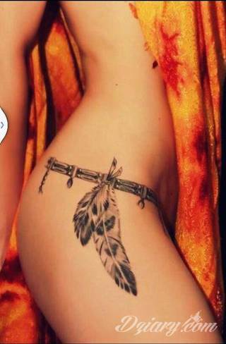 Erotyczne i intymne tatuaże przyciągające uwagę to zarówno symboliczne niewielkie grafiki jak i rozbudowane obrazy ulokowane pod piersiami, na udach czy w miejscach intymnych. Seksowne tatuaże nie muszą się jednak ograniczać wyłącznie do tych lokalizacji. 