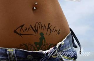 Erotyczne i intymne tatuaże przyciągające uwagę to zarówno symboliczne niewielkie grafiki jak i rozbudowane obrazy ulokowane pod piersiami, na udach czy w miejscach intymnych. Seksowne tatuaże nie muszą się jednak ograniczać wyłącznie do tych lokalizacji. 