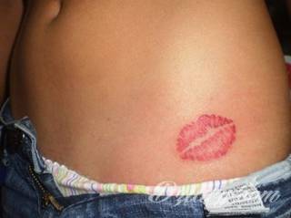 Erotyczne i intymne tatuaże przyciągające uwagę to zarówno symboliczne niewielkie grafiki jak i rozbudowane obrazy ulokowane pod piersiami, na udach czy w miejscach intymnych. Seksowne tatuaże nie muszą się jednak ograniczać wyłącznie do tych lokalizacji. 