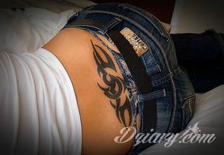 Erotyczne i intymne tatuaże przyciągające uwagę to zarówno symboliczne niewielkie grafiki jak i rozbudowane obrazy ulokowane pod piersiami, na udach czy w miejscach intymnych. Seksowne tatuaże nie muszą się jednak ograniczać wyłącznie do tych lokalizacji. 